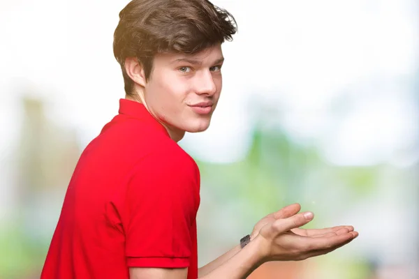 Joven Hombre Guapo Con Camiseta Roja Sobre Fondo Aislado Señalando —  Fotos de Stock