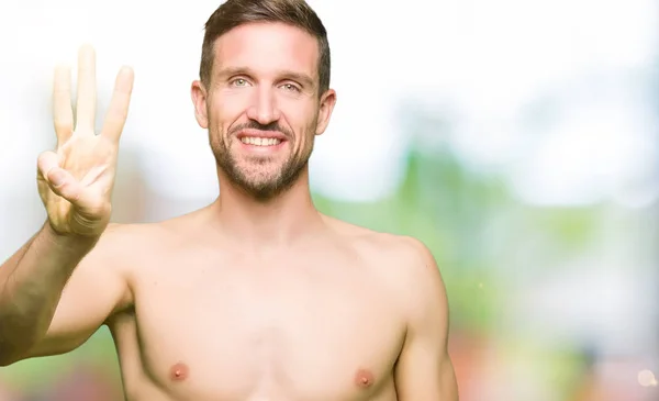 Hombre Guapo Sin Camisa Mostrando Pecho Desnudo Mostrando Apuntando Hacia — Foto de Stock