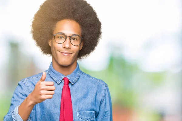 Unga Afroamerikanska Affärsman Med Afrohår Som Bär Glasögon Och Röd — Stockfoto