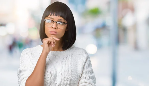 Mooie Jonge African American Vrouw Bril Geïsoleerde Achtergrond Zoek Vertrouwen — Stockfoto