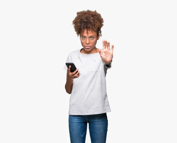 Jovem Afro Americana Usando Smartphone Sobre Fundo Isolado Com Mão — Fotografia de Stock