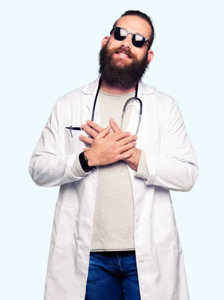 Νεαρό Ξανθιά Γιατρός Άντρας Γένια Φορώντας Γυαλιά Ηλίου Χαμογελώντας Χέρια — Φωτογραφία Αρχείου