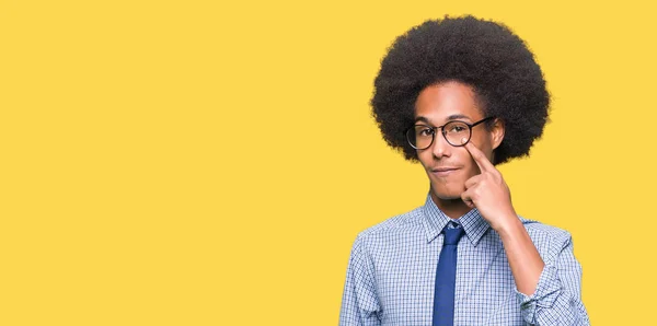 Ung Afrikansk Amerikansk Affärs Man Med Afro Hår Glasögon Pekar — Stockfoto