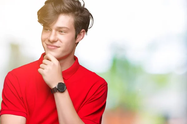 Jonge Knappe Man Dragen Rode Shirt Geïsoleerde Achtergrond Zoek Vertrouwen — Stockfoto