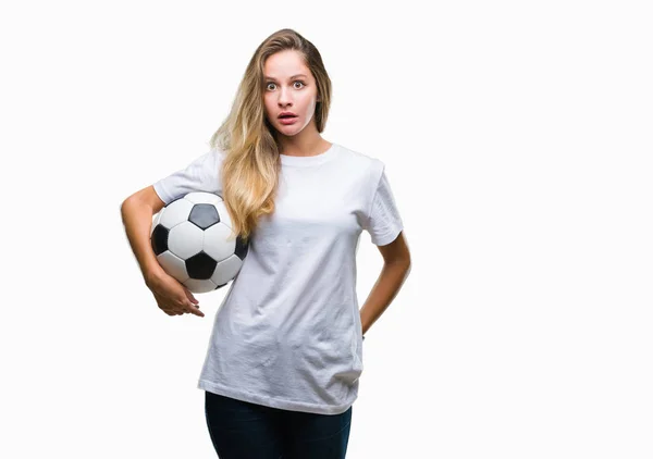 Jovem Bela Mulher Loira Segurando Bola Futebol Sobre Fundo Isolado — Fotografia de Stock