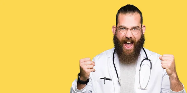 Joven Médico Rubio Con Barba Vistiendo Abrigo Médico Celebrando Sorprendido — Foto de Stock