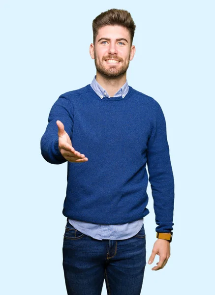 Jovem Homem Bonito Bussines Sorrindo Amigável Oferecendo Aperto Mão Como — Fotografia de Stock