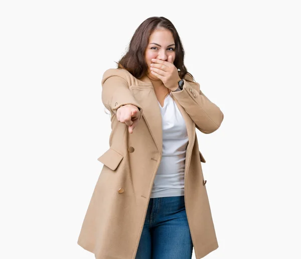 Прекрасный Плюс Размер Молодая Женщина Зимнем Пальто Изолированном Фоне Смеясь — стоковое фото