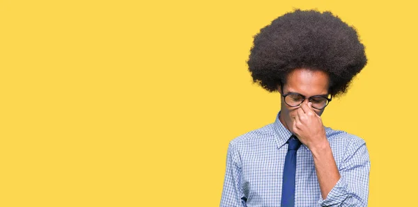 Jovem Homem Negócios Afro Americano Com Cabelo Afro Usando Óculos — Fotografia de Stock