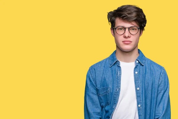 Joven Hombre Guapo Con Gafas Sobre Fondo Aislado Relajado Con — Foto de Stock