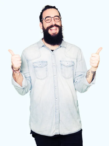 Homem Jovem Hipster Com Cabelos Longos Barba Vestindo Óculos Sinal — Fotografia de Stock