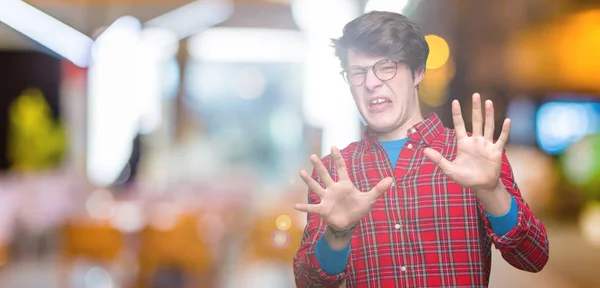 Jeune Bel Homme Portant Des Lunettes Sur Fond Isolé Peur — Photo