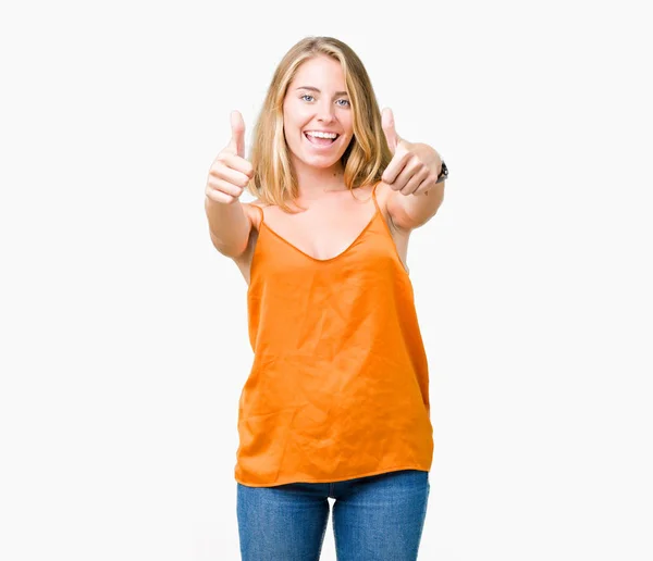Hermosa Joven Con Camisa Naranja Sobre Fondo Aislado Aprobando Hacer — Foto de Stock
