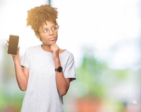 Mujer Afroamericana Joven Mostrando Pantalla Teléfono Inteligente Sobre Fondo Aislado —  Fotos de Stock