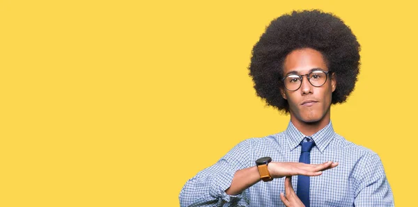 Afro Saçlı Genç Afrikalı Amerikan Adamı Gözlük Giyiyor Elleri Sinirli — Stok fotoğraf