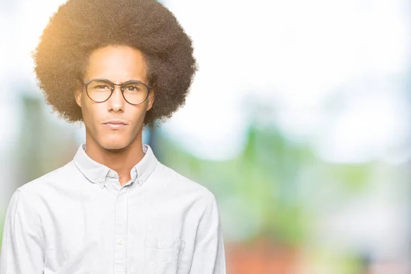 Unga Afroamerikanska Man Med Afrohår Som Bär Glasögon Skeptiker Och — Stockfoto