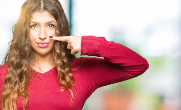 Mujer Hermosa Joven Vistiendo Suéter Rojo Señalando Con Mano Dedo —  Fotos de Stock