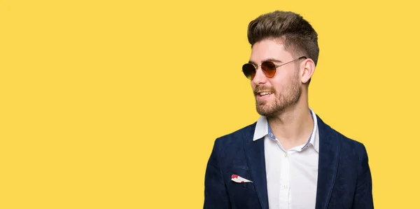 Jonge Knappe Elegante Man Met Zonnebril Mode Blazer Zoek Weg — Stockfoto
