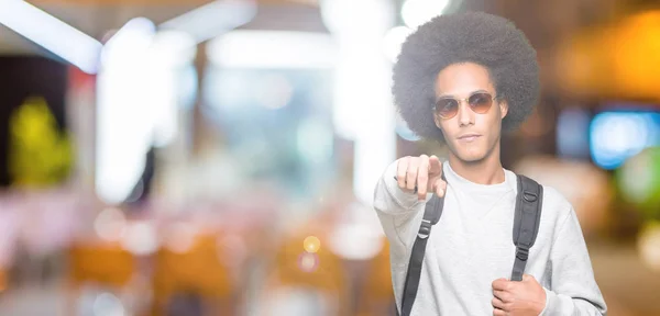 Αφρικανικός Αμερικανός Νεαρός Άφρο Μαλλιά Φορούσε Γυαλιά Ηλίου Και Σακίδιο — Φωτογραφία Αρχείου
