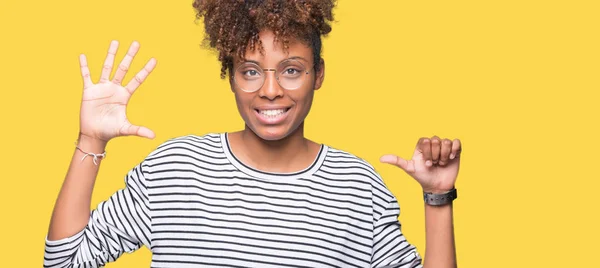 Hermosa Mujer Afroamericana Joven Con Gafas Sobre Fondo Aislado Mostrando —  Fotos de Stock