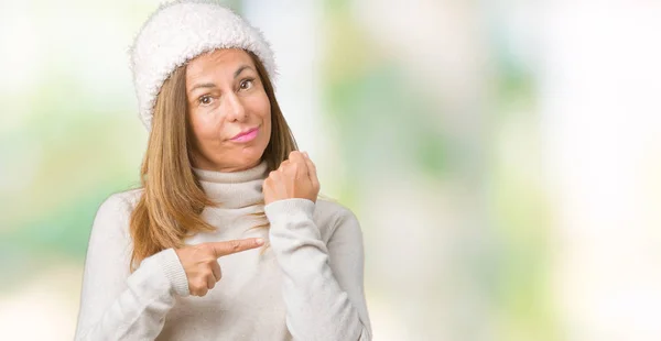 Schöne Frau Mittleren Alters Trägt Winterpullover Und Hut Über Isoliertem — Stockfoto