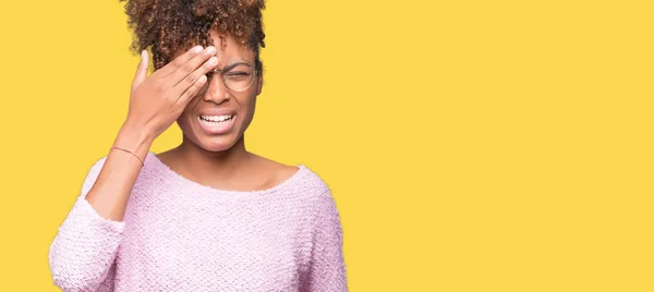 Hermosa Mujer Afroamericana Joven Con Gafas Sobre Fondo Aislado Bostezando —  Fotos de Stock