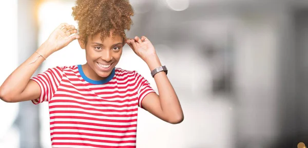 Vackra Unga Afroamerikanska Kvinnan Över Isolerade Bakgrund Leende Dra Öronen — Stockfoto