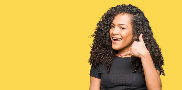 Jovem Mulher Bonita Com Cabelo Encaracolado Sorrindo Fazendo Gesto Telefone — Fotografia de Stock