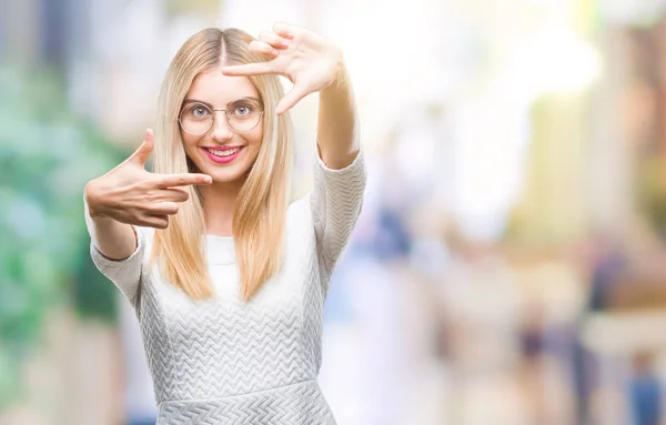 Joven Hermosa Mujer Rubia Con Gafas Sobre Fondo Aislado Sonriendo —  Fotos de Stock