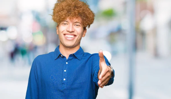 Joven Hombre Elegante Guapo Con Pelo Afro Sonriente Amable Ofreciendo — Foto de Stock