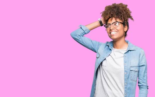 Hermosa Joven Afroamericana Mujer Con Gafas Sobre Fondo Aislado Sonriendo — Foto de Stock