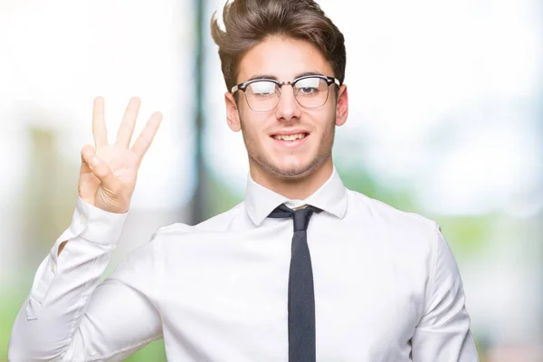 Joven Hombre Negocios Con Gafas Sobre Fondo Aislado Mostrando Apuntando —  Fotos de Stock