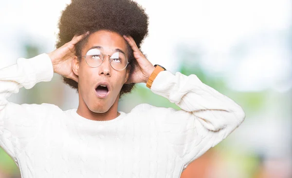 Mladý Američan Afričana Muž Afro Vlasy Nosí Brýle Crazy Strach — Stock fotografie