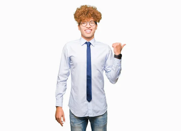 Joven Hombre Negocios Guapo Con Gafas Afro Que Sonríe Con —  Fotos de Stock