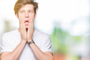 Yüz, depresyon ve üzüntü, kapsayan izole arka plan yorgun eller üzerinde rahat beyaz t-shirt giyen genç yakışıklı adam üzgün ve sorun için tahriş