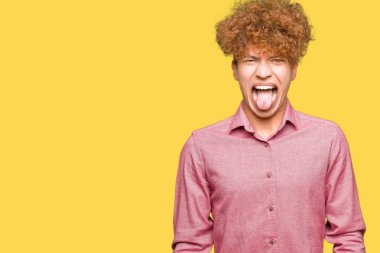 Genç yakışıklı iş adamı dilini afro saçlı out komik ifade ile mutlu. Duygu kavramı.