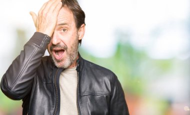 Orta yaş yakışıklı adamın kafasına için hata, siyah deri ceket el ile sürpriz giydiğini hatırlıyorum hata. Unuttum, kötü bellek kavramı.