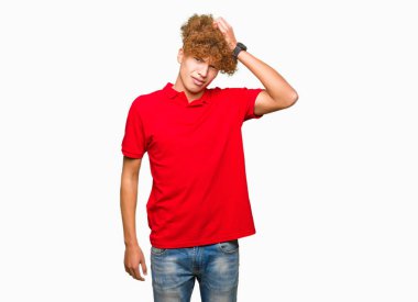 Kırmızı t-shirt giyen afro saçlı yakışıklı delikanlı yanıltır ve soru hakkında merak ediyorum. Şüphe, kafasına el ile düşünme ile belirsiz. Dalgın kavramı.