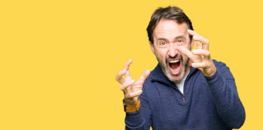 Orta Çağ yakışıklı adam bir kazak giyiyor öfke ile sinirli bağırarak, elleri boğmaya çalışıyor, deli bağırıyor