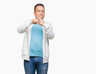 Eksi işareti yapıyor izole arka plan ret ifade geçiş parmakları üzerinde sweatshirt giyen orta yaş Arap adam