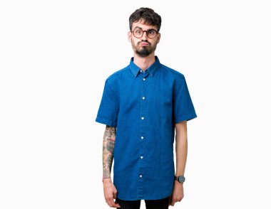 Komik surat ile yanakları şişirme izole arka plan üzerinde gözlük takan yakışıklı delikanlı. Ağız ile hava, deli ifade şişirilmiş.