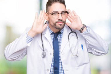 Her ikisi de dinliyoruz izole arka plan yakışıklı genç doktor adam kulak jest, dedikodu için meraklı eller. İşitme sorunu, sağır