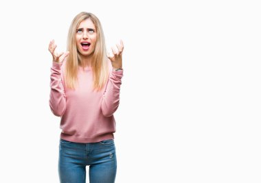 İzole arka plan çılgın ve kızgın bağırarak ve agresif ifade ve silah kaldırdı bağırmaya üzerinde pembe kış kazak giyen genç güzel sarışın kadın. Hayal kırıklığı kavramı.