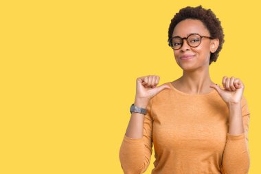 Yüzünde gülümseme ile kendinden emin görünüyorsun, kendini gururlu ve mutlu parmakları ile işaret izole arka plan üzerinde gözlük takan genç güzel Afrikalı-Amerikalı kadın.