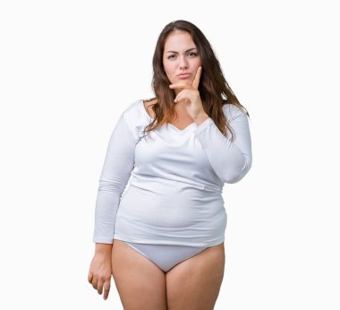 Artı boyutu genç overwight kadın güzel üzerinde beyaz iç çamaşırı giyiyor arka plan çene düşünme hakkında soru, dalgın ifade üzerine el ile izole. Düşünceli yüzüyle gülümsüyor. Şüphe kavramı.