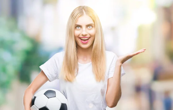 Junge Schöne Blonde Frau Hält Fußball Über Isoliertem Hintergrund Sehr — Stockfoto