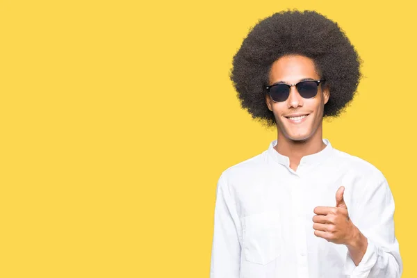 非洲青年美国男子戴着非洲头发戴太阳镜做快乐的大拇指的手势与手 通过显示成功来批准镜头的表达 — 图库照片