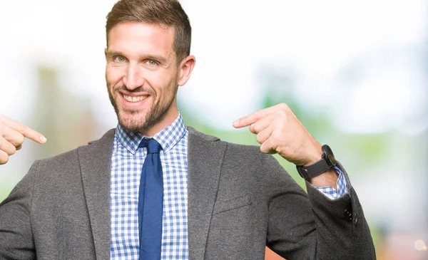 Όμορφος Επιχείρηση Άνθρωπος Φορώντας Κοστούμι Και Γραβάτα Αναζητούν Αυτοπεποίθηση Χαμόγελο — Φωτογραφία Αρχείου