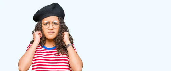 Young Beautiful Woman Curly Hair Wearing Glasses Fashion Beret Covering — Stock Photo, Image