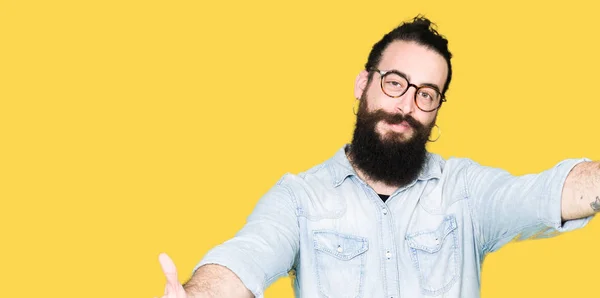 Jonge Hipster Man Met Lange Haren Baard Dragen Van Een — Stockfoto